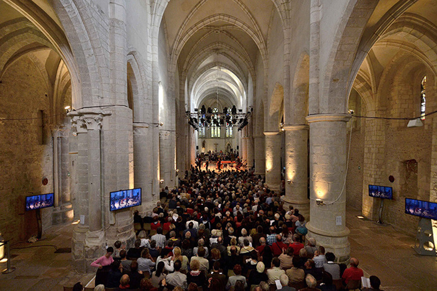 Dans son cadre grandiose L'Abbatiale accueille divers concerts et spectacles et autres événements musicaux (c) Festival d'Ambronay