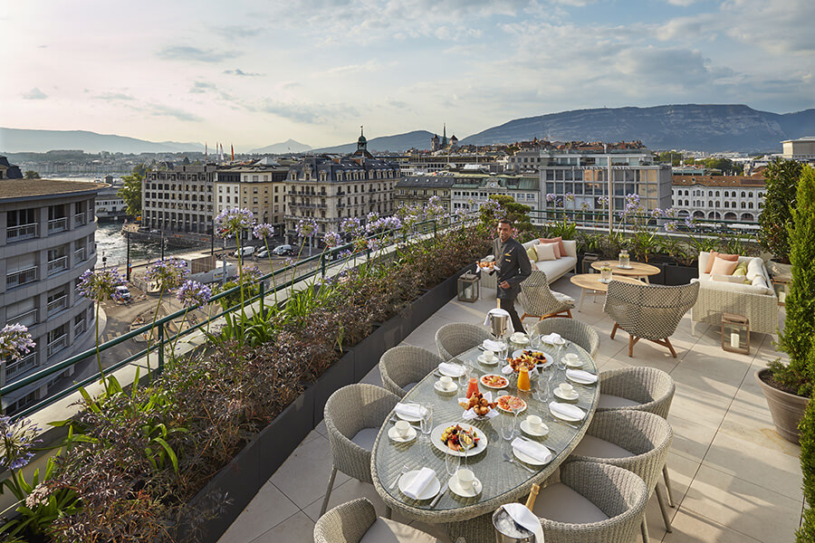Royal-Penthouse en terrasse le coin petit déjeuner et repas avec un service exclusif