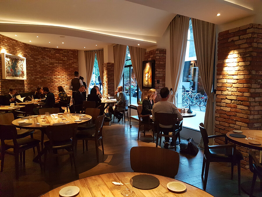 Vue sur la salle du restaurant La Bottega et son décor aux notes contemporaines minimalistes (c) G.A.-D.