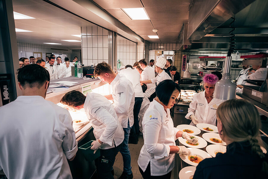 Les Chefs en cusine excitation avant le rush de la soirée de gala Porsche Gourmet Finale2020