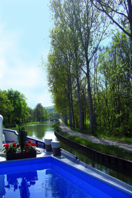 Vue sur la piscine, le bateau s'engage sur l'eau