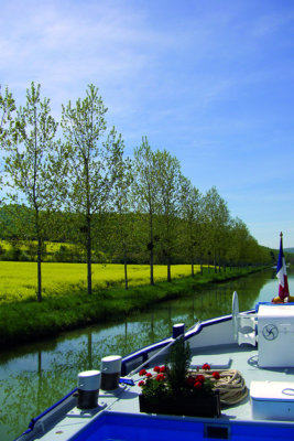 Au fil de l'eau le bateau longe des paysages de grande beauté