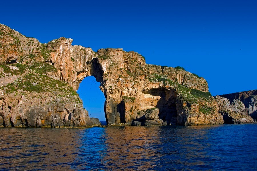 Sfaktiria une petite île à l'entrée de la baie de Pylos (c)Costa Navarino