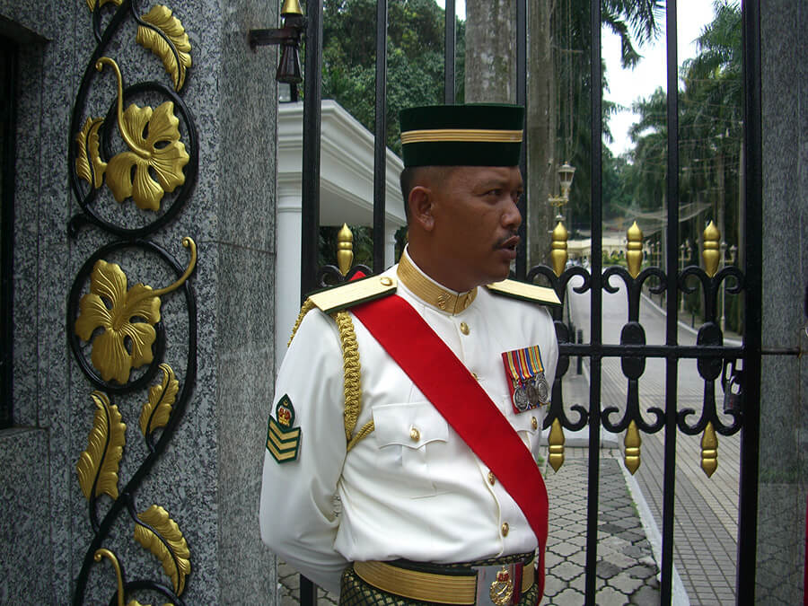 Garde devant le Palais royal à Kuala Lumpur