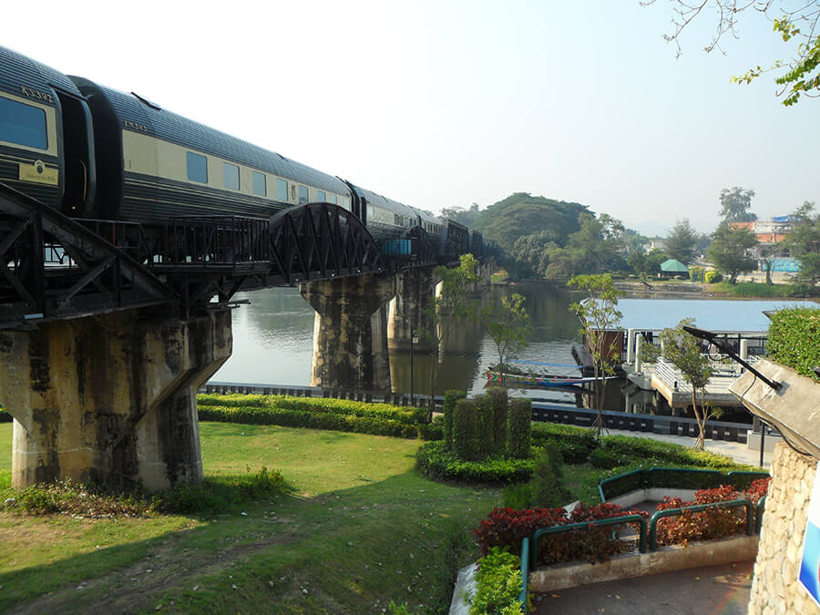 L'Orient Express à l'approche des installations d'accueil sur la Rivière Kwaï (c)GAD