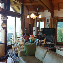 Vue sur le salon du Chalet de Claude Nobs à Caux