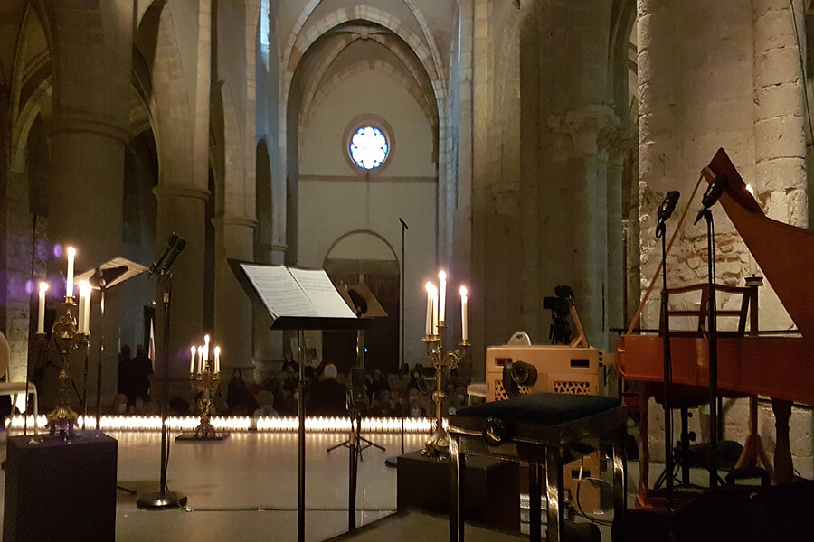 Concert à la Bougie l'Abbatiale illuminée à l'aide de candélabres et bougeoirs (c)GAD