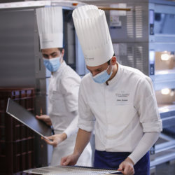 Les étudiants s'affairant en cuisine Ecole Ducasse Paris Campus © Thierry Arensma