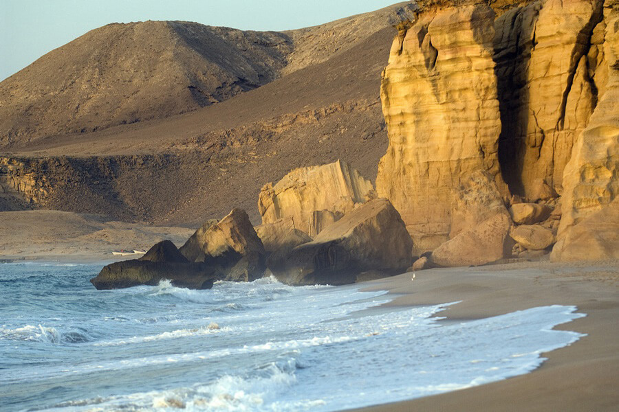 Paysage entre roches et sable la mer à Ras al Jinz© OT Oma