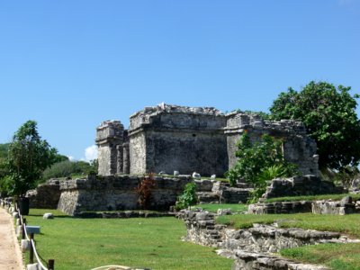 Au sein de la nature des vestiges de temples, pyramides et palais imposants (c)GAD