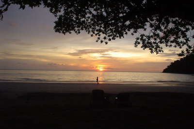 Coucher de Soleil sur une séquence seul au monde au bord de la plage (c) Maurice Tourisme