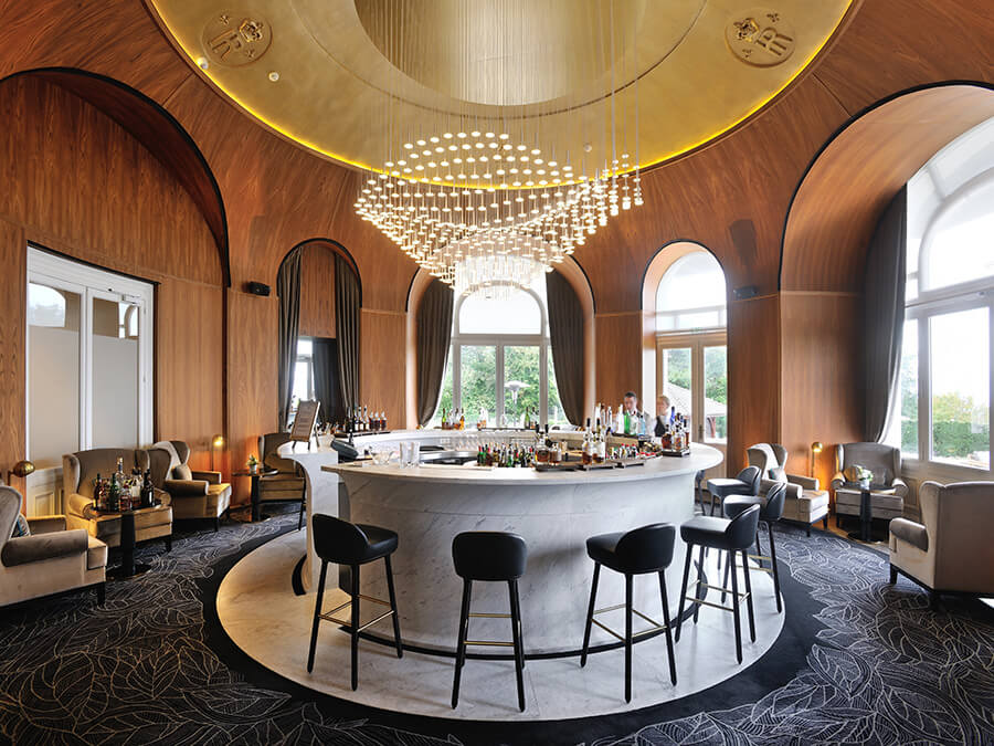 Le point de rencontre incontournable le magnifique Le Bar de l'Hôtel Royal © Guillaume de Laubier
