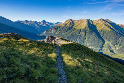 Sentier dans le Parc National Suisse l'unique et très protégée réserve de biosphère ©SNP-LO