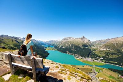 Arrêt détente devant le panorama plongeant sur le Lac de Sylvaplana (c) Engadine Tourisme