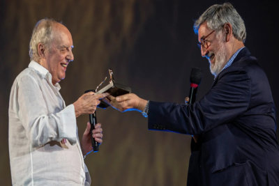 John Landis remettant son Prix Life Time Achievement à Dario Argento grand maître italien des films d’horreur et star de Vortex © Locarno Film Festival