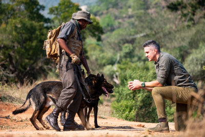 Kevin Pietersen avec les Rangers de Kruger Park et leurs chiens (c) Hublot