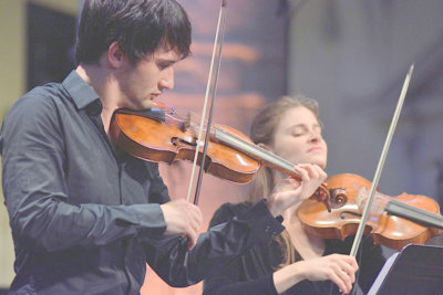 Les violonistes T. Langlois de Swarte et S.de Bardonnèche Le Consort Rivalità ©Bertrand PICHENE-CCR Ambronay