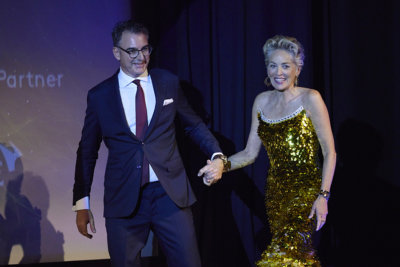Sharon Stone sur la grande scène accompagnée par Christian Jungen pour la remise de son prix (c) Tim Hughes for ZFF