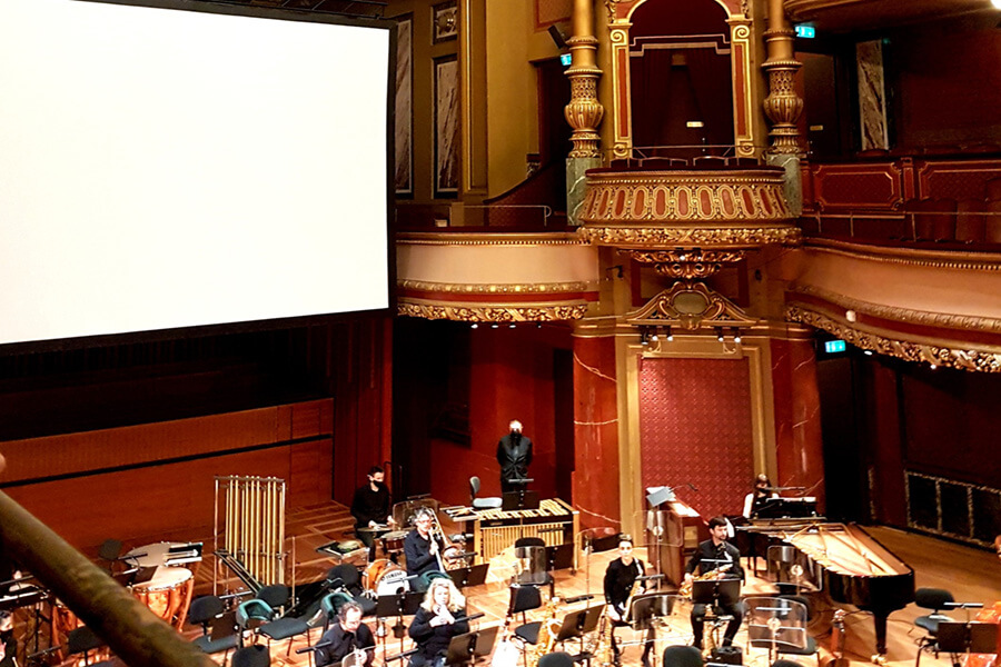 Ciné-Concert Chaplin au Victoria Hall, avec l'écran géant installé en retrait de la scène (c) GAD
