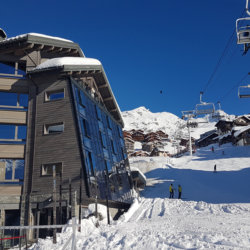 A l'orée des remontées mécaniques l'Hôtel Altapura dont les chambres donnent toutes sur les pistes (c) GAD