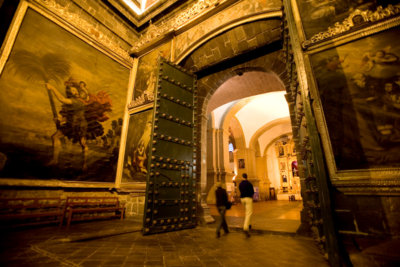 La Cathédrale de Cuzco aperçu sur les collections de tableaux et statues ornées d'or à profusion (C) Gihan Tubbeh