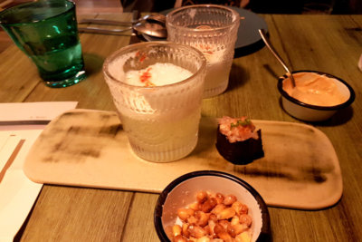 Pisco Sour à l'apéritif accompagné d'amuses bouche, makki d'inspiration japonaise et maïs grillés (c) GAD