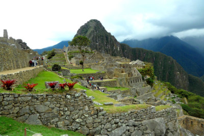 Nichée dans un paysage aride en terrasses et gradins, Machu Picchu la Cité Sacrée des Incas (c) GAD