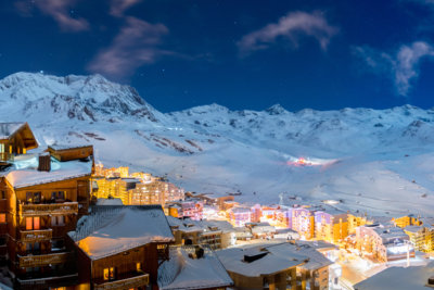 Val Thorens les rues de nuit dans le village semi-piétonnier (c) T.Loubere OT Val Thorens -