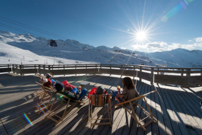 Petite halte détente entre les descentes à ski ou snowboard (c) P. Tournaire OT Val Thorens