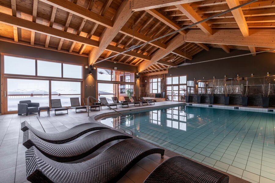La piscine couverte et chauffées détente et délices assurées (c) I.L.Y. Hotel