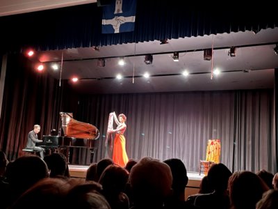 Un public attentif avec sur scène la soprano Antonia Sandoval et au piano Grégory Deboulle (c) Illyria Pfyffer