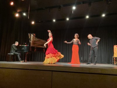 Le couple de danseurs Sylvia et Antonio Perujo entourant la chanteuse lyrique Antonia Sandoval accompagnés par Grégory Deboulle Photos (c) Comscène