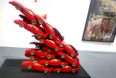 Galleria d'Arte Maggiore Arman La Grand Rampante bronze peint de Ferrari F 40 (c) GAD