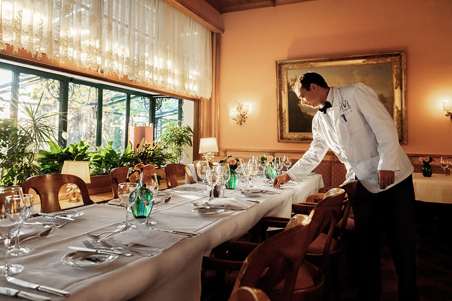 Raffinement et attentions pour cette belle table de banquet dressée au restaurant du Victoria Hôtel (c) Hôtel Victoria