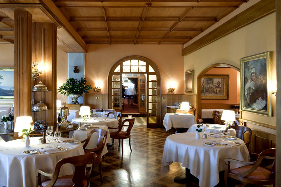 Hôtel Victoria l'élégant Restaurant dans son ambiance feutrée de bois blond (c) Hôtel Victoria