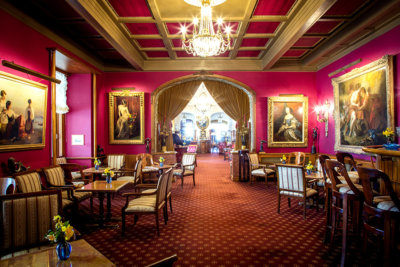 Une vue générale sur l'espace salon du bar du Victoria Hôtel et son ambiance chaleureuse et colorée (c) Victoria Hôtel