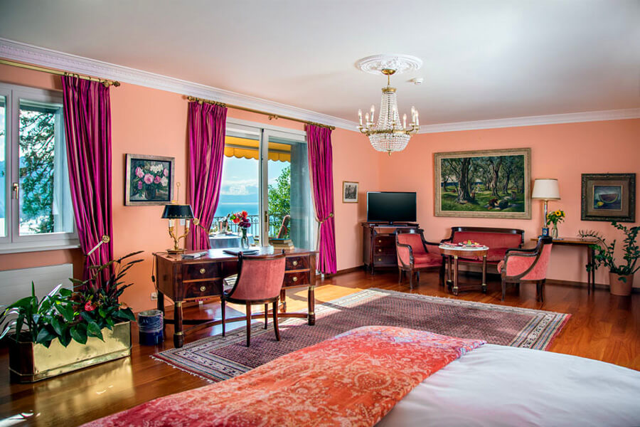 Spacieuse et élégante une chambre et son salon dans un décor classique et coloré (c) VH-