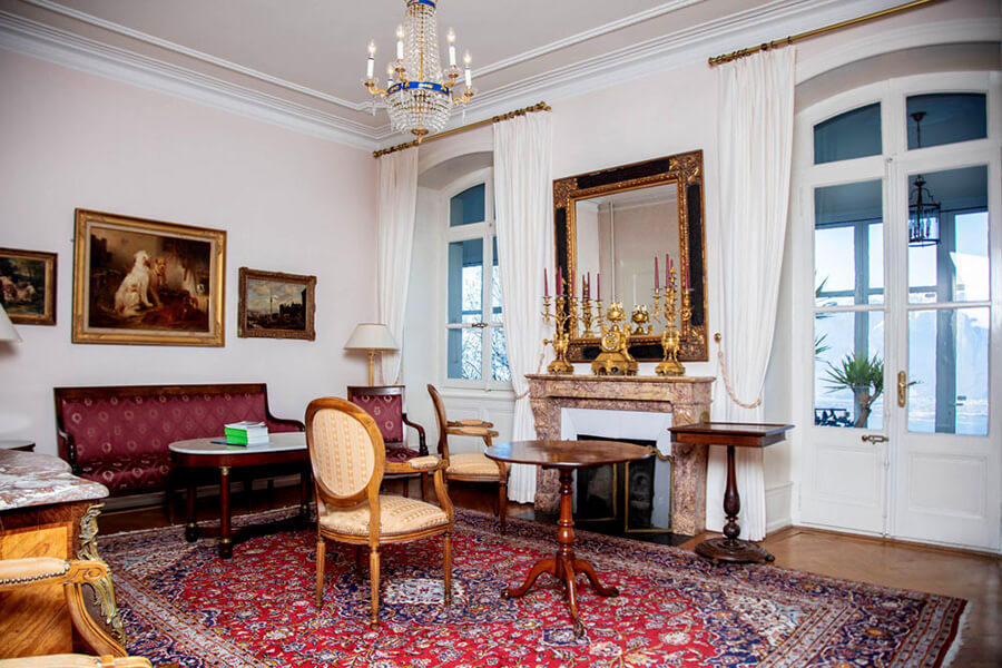 Des meubles d'époque, des oeuvres d'art et des tableaux la chanbre signature du Victoria Hôtel Relais et Châteaux (c) VH-