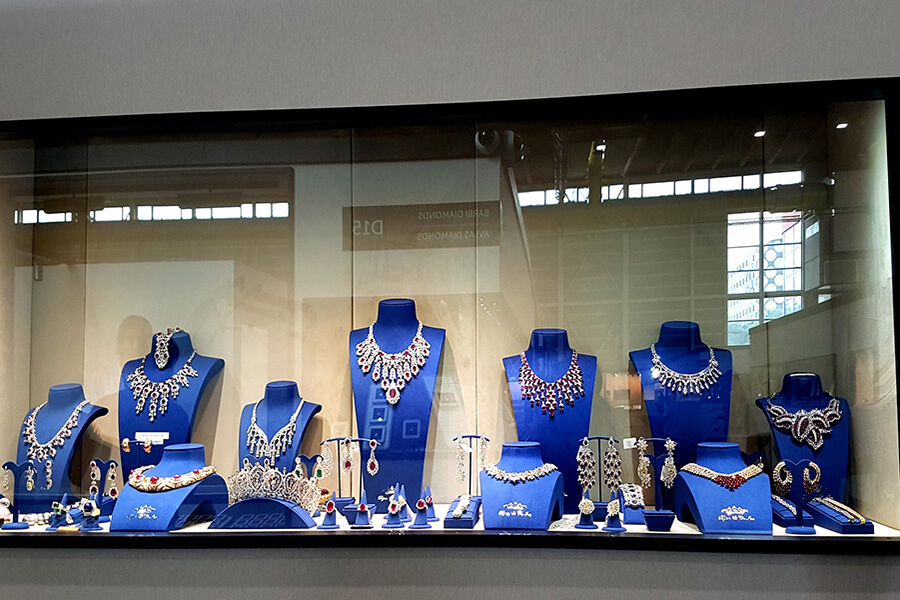 Sublimes bijoux classiques et historiques, une vitrine dans la grande tradition joaillière (c) GAD