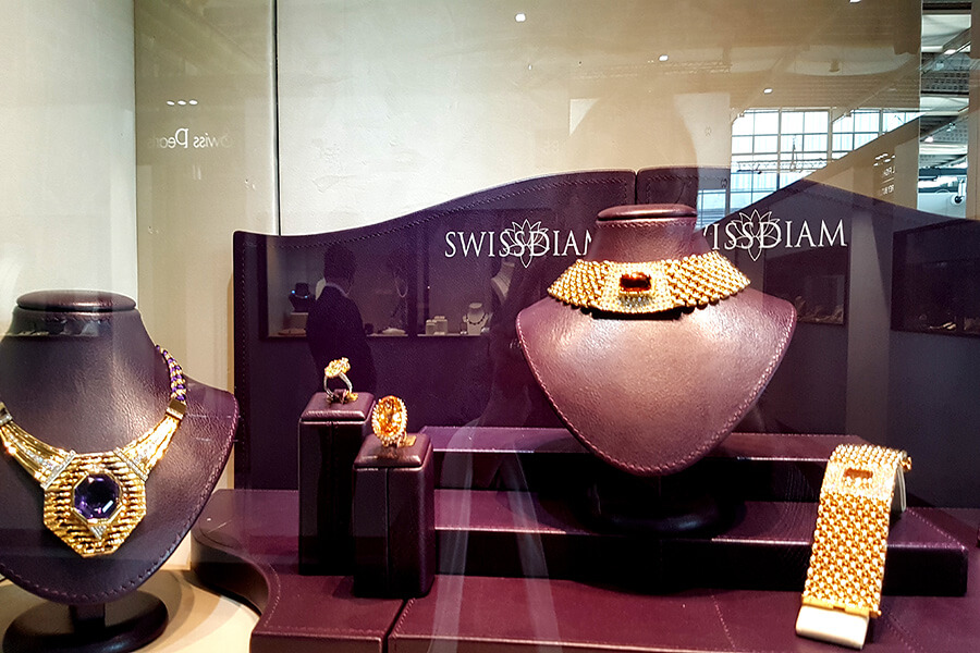 Swissdiam et sa vitrine dans un écrin pourpre mettant en valeur ses pièces uniques (c)