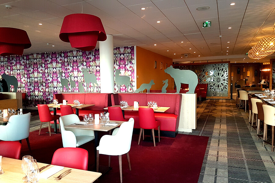 Coloré et agréable, aménagé pour le plaisir et le confort, le restaurant principal soigne son décor (c) GAD