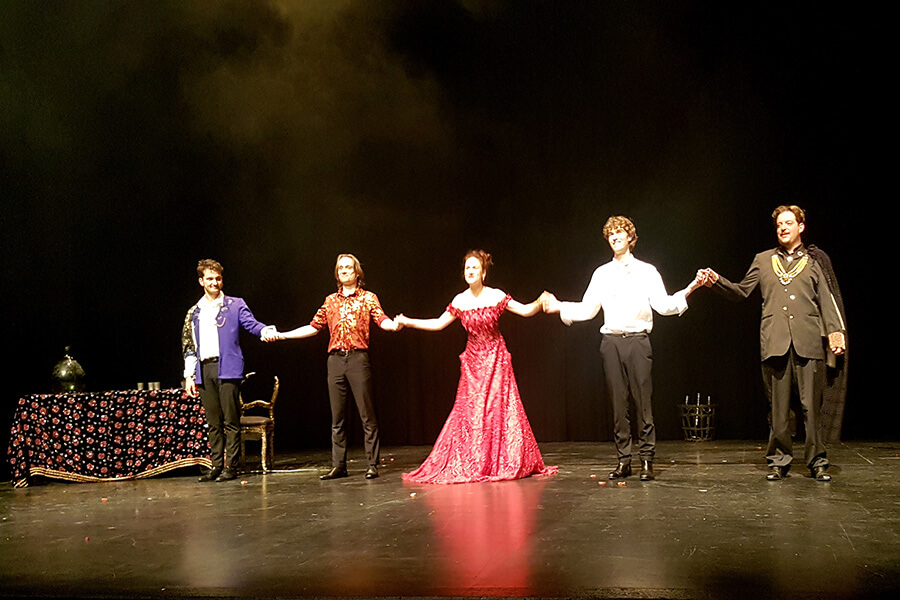 Salutations des cinq comédiens très applaudis sur la scène du Théâtre Grand-Champ à Gland (c) GAD