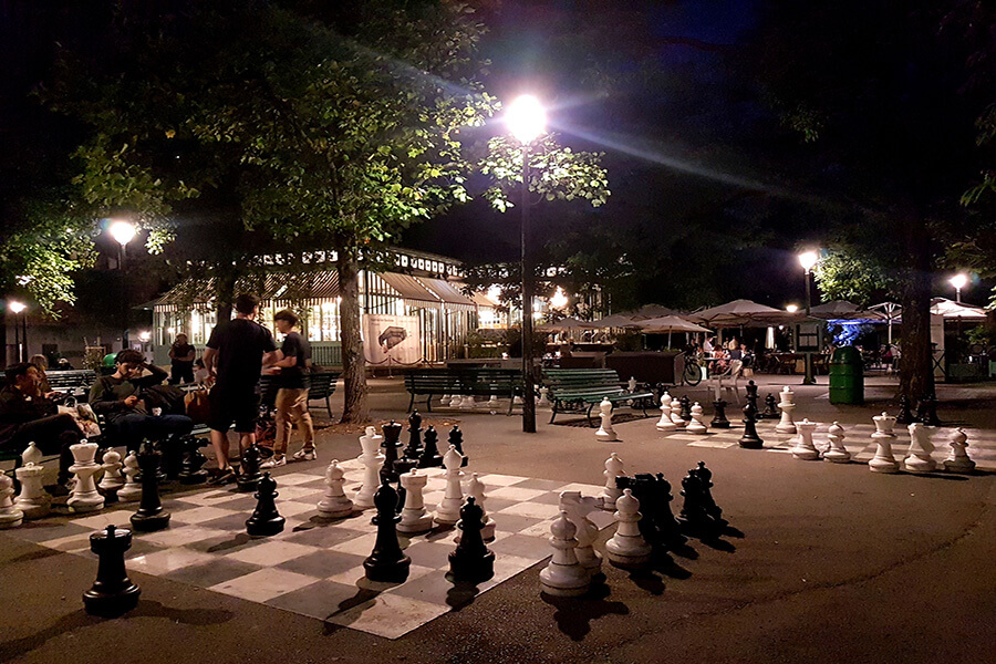 Magie du site, à l'entrée du parc un incroyable espace fréquenté par les joueurs d'échecs (c) GAD