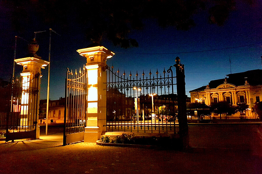 Les portails du Parc des Bastions en face du Grand Théâtre Place de Neuve (c) GAD
