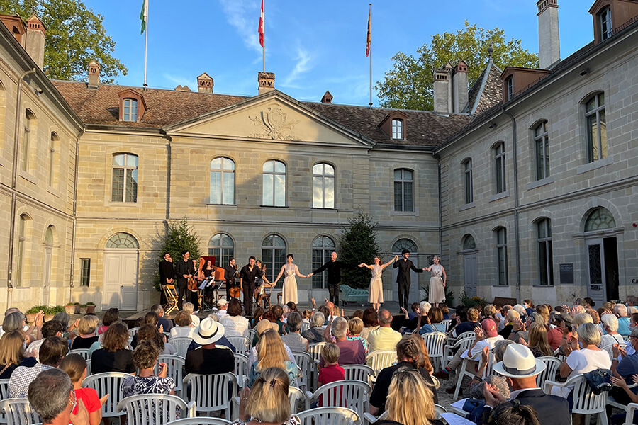 Souvenir de 2021 fin de spectacle les salutations sur le parvis du Château de Prangins (c) DR