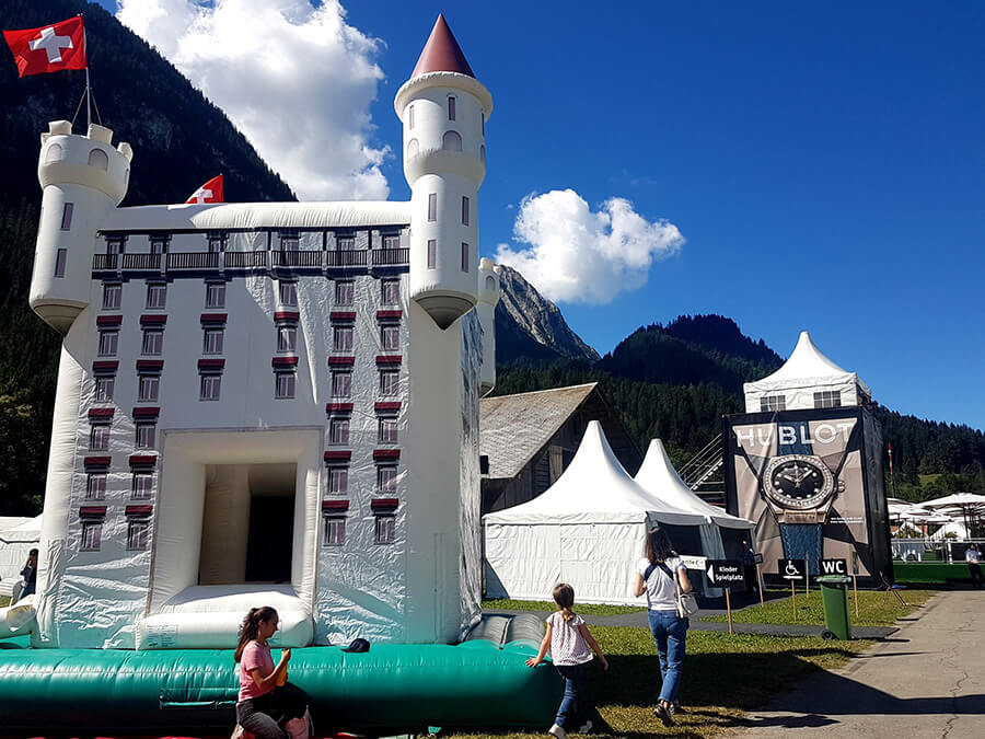 L'espace récréatif vers le Village VIP l'effigie du Gstaad Palace fait le délices des enfants (c) GAD