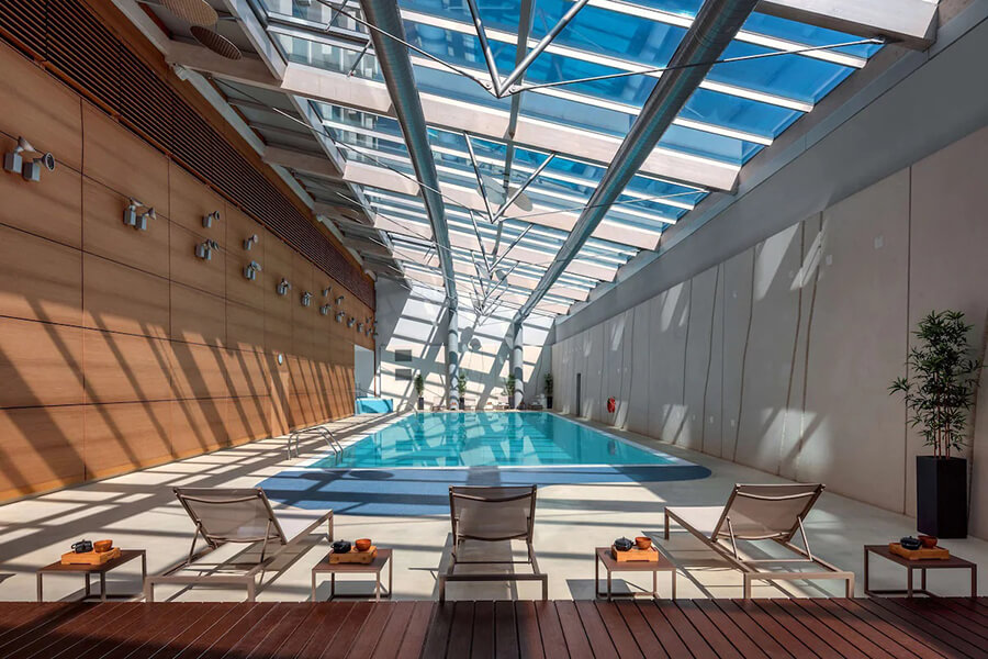 La magnifique piscine intérieure de l'hôtel ouverte au public accueille les clients du Hilton en mal de détente (c) HHR
