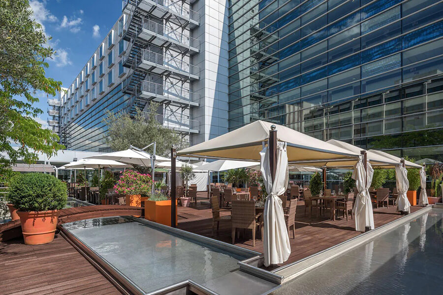 A la belle saison le restaurant s'installe en plein air sur une magnifique terrasse du Hilton Hotel Geneva (c)HHR