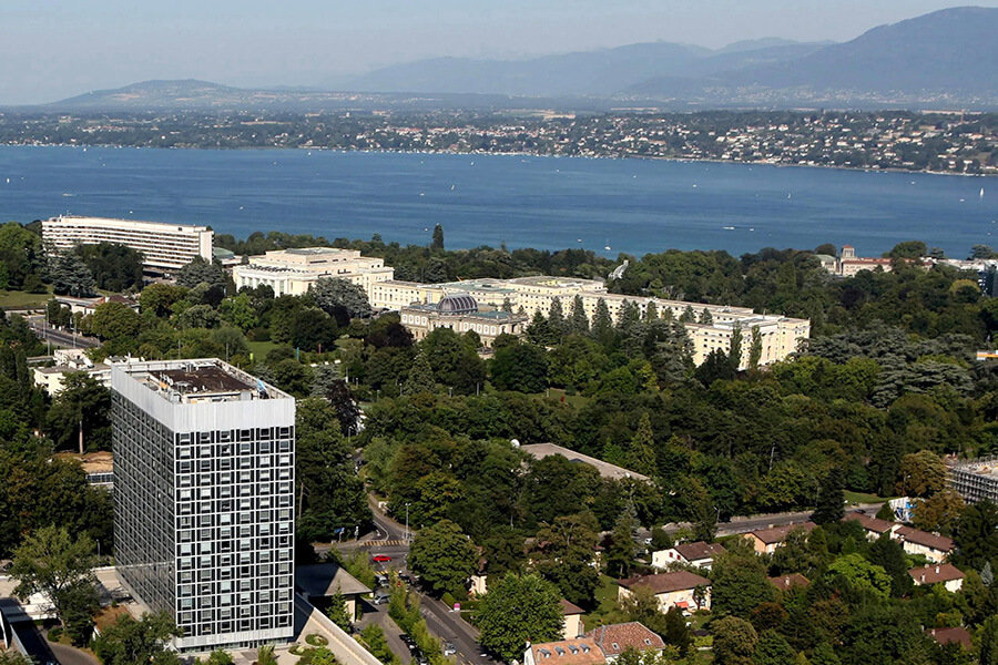 Perspective sur le Lac Léman l'Hôtel Intercontinental dans son cadre de verdure (c) Intercontinental Genève