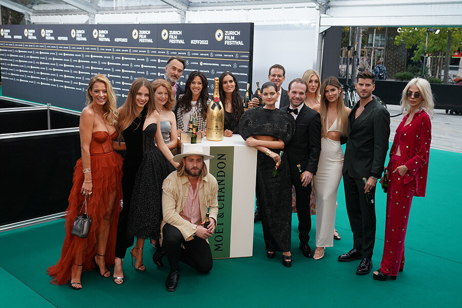 Les invités sur le Green Carpet autour de la bouteille Moet & Chandon_Guests qui sera mise aux enchères pour la Roger Federer Foundation ©Thomas Niedermüller for ZFF